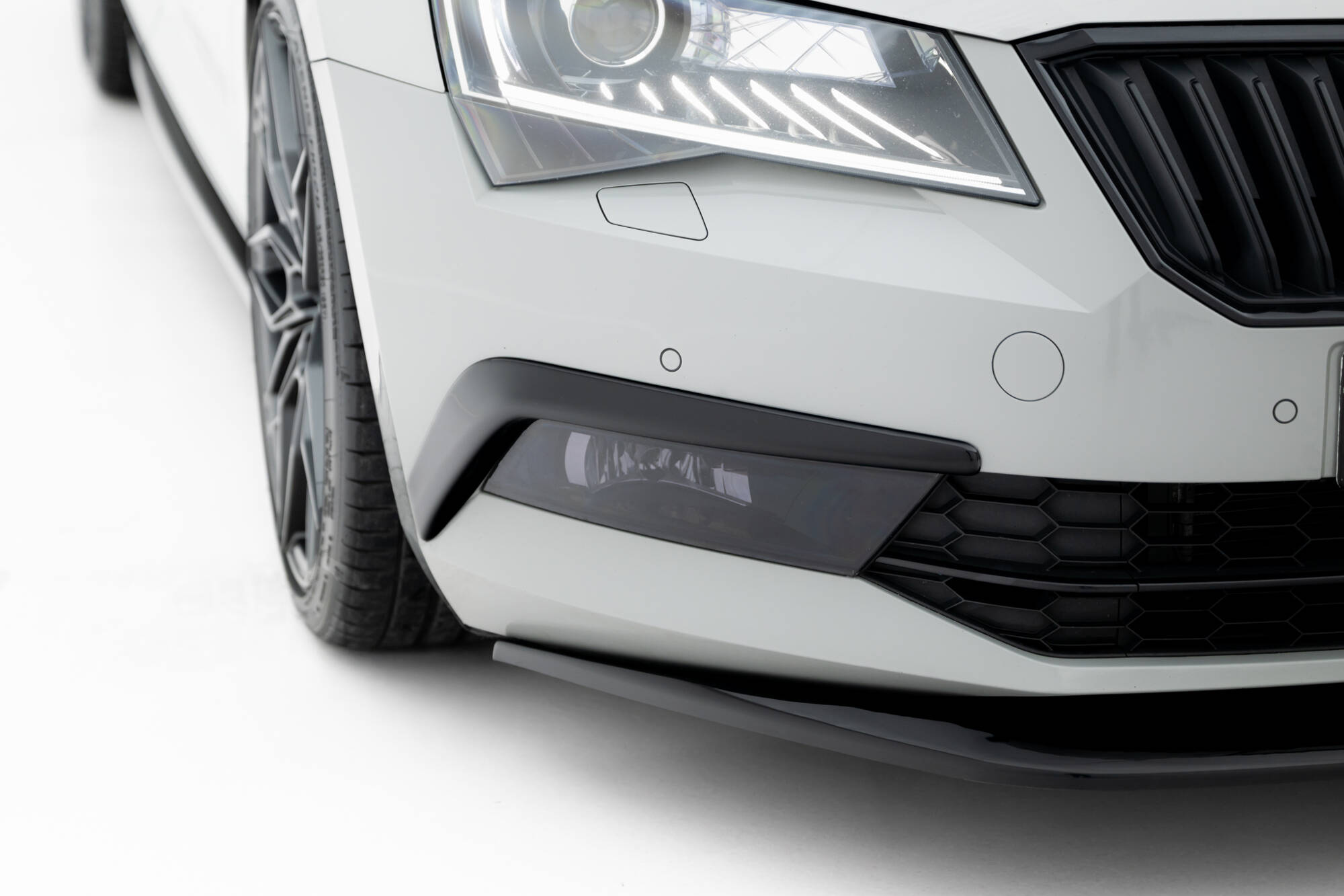 Airintakes Leuchten Rahmen passend für Skoda Superb Liftback / Combi Mk3 schwarz Hochglanz