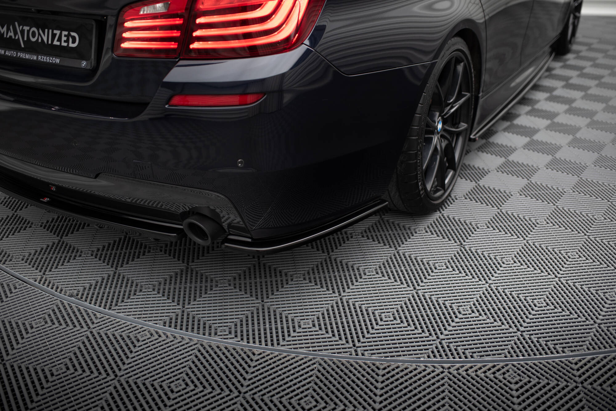 Heck Ansatz Flaps Diffusor für L + R BMW 5er M-Paket Limousine /Touring F10/F11 mit zwei Einzel Endstücken schwarz Hochglanz