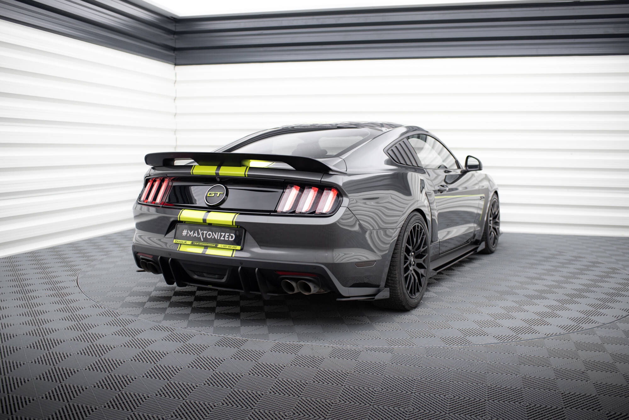 Hintere Seiten Flaps passend für Ford Mustang GT Mk6 schwarz Hochglanz