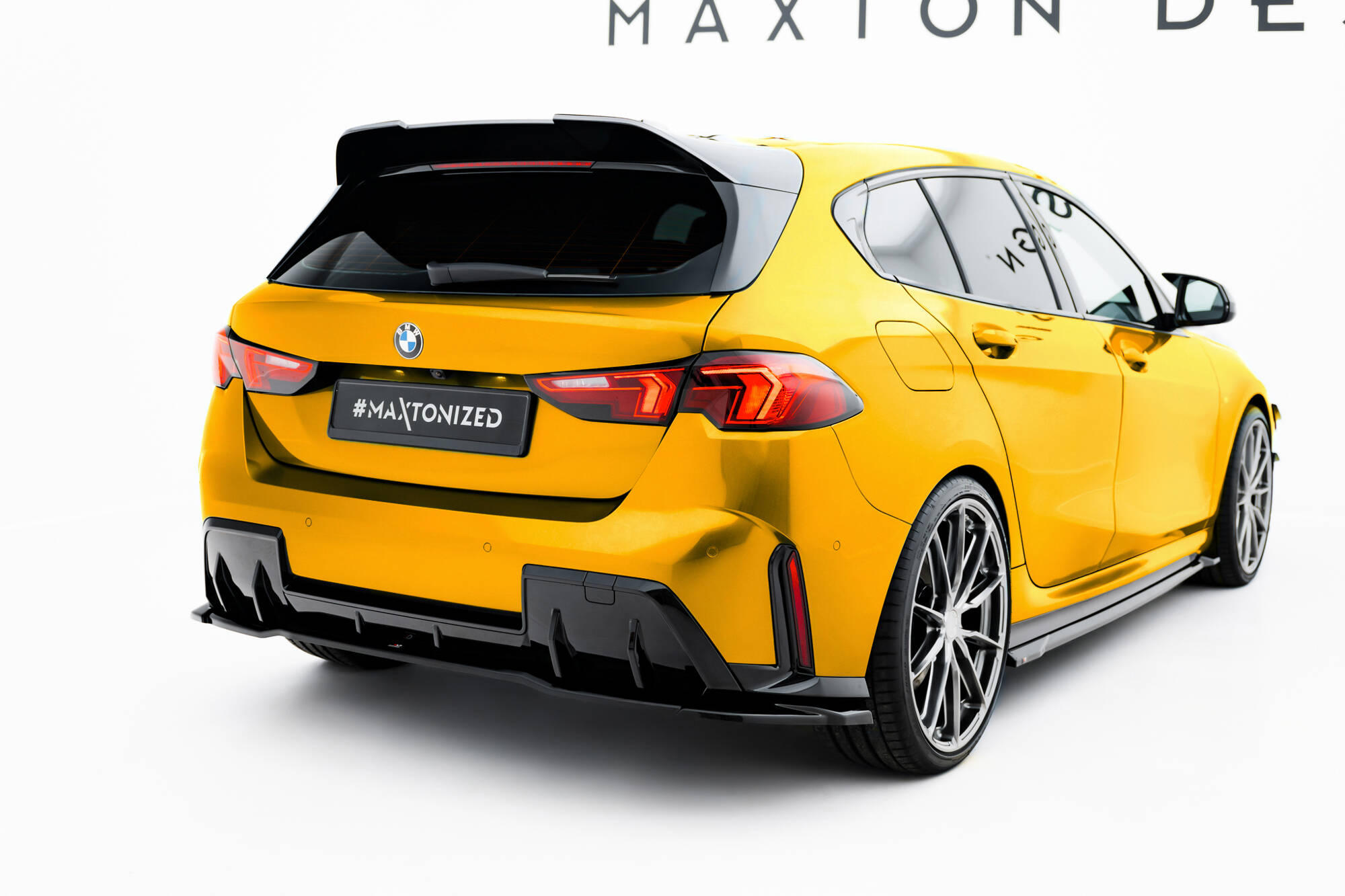Street+ Mittlerer Diffusor Heck Ansatz passend für BMW 1er M-Paket F70 schwarz Hochglanz