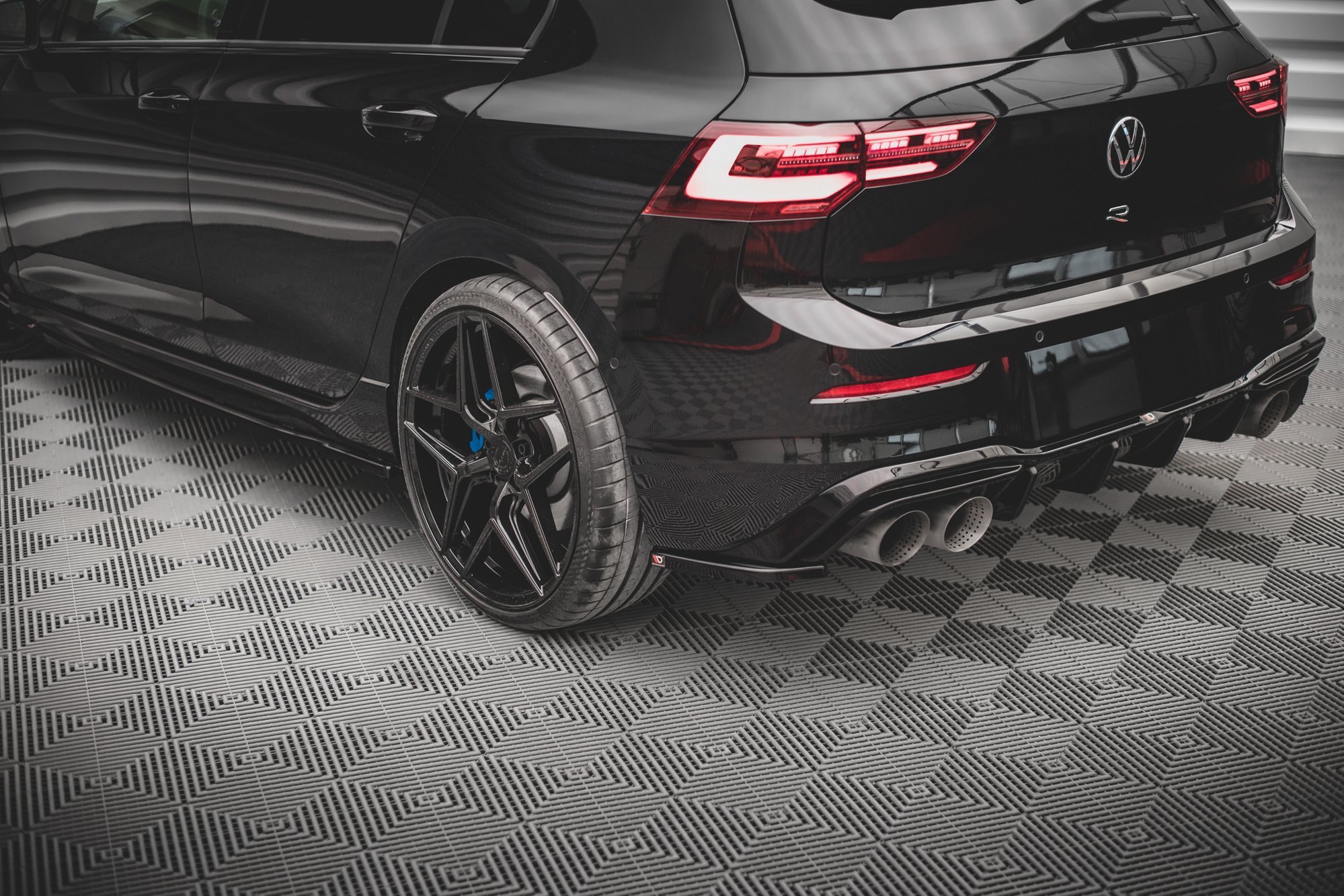 Street+ Heck Ansatz Flaps V.4 passend für VW Golf R Hatchback Mk8 FL schwarz Hochglanz